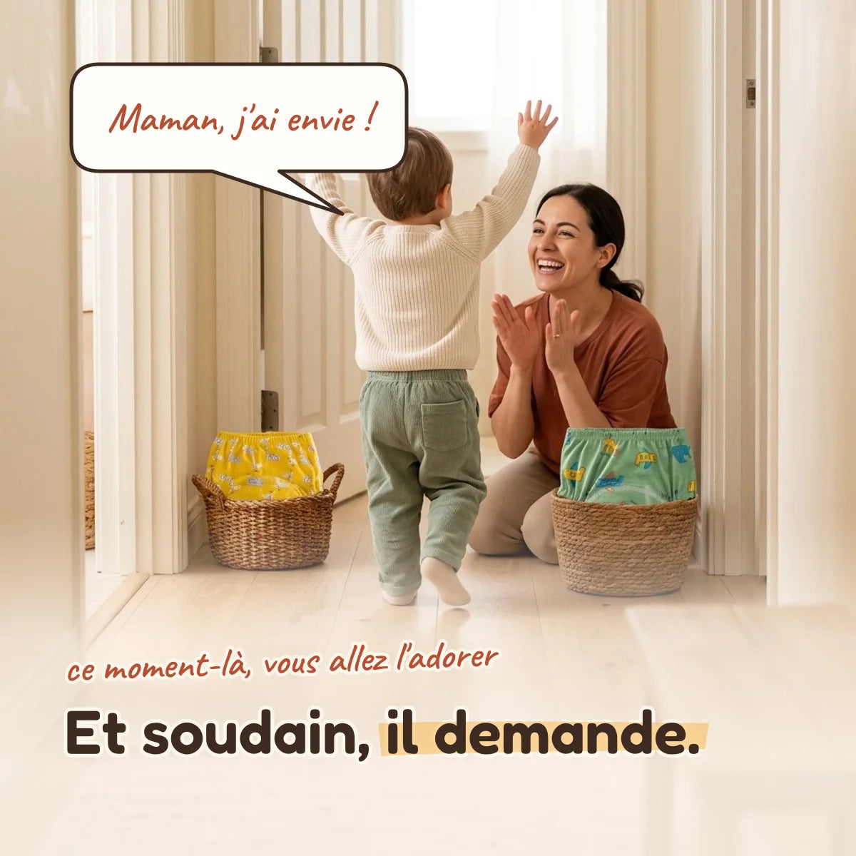 Et soudain, il demande : enfant qui lève les bras devant sa maman